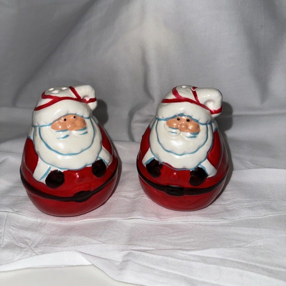 Santa Claus salt and‎ pepper shakers 3 inches tall not branded